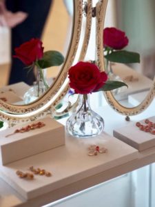 biżuteria lily and rose kryształy swarovskiego kolczyki róże toaletka